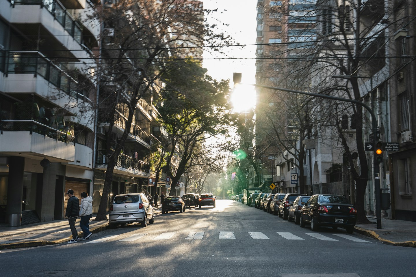 Una calle de Buenos Aires atravesada por la luz de tarde.