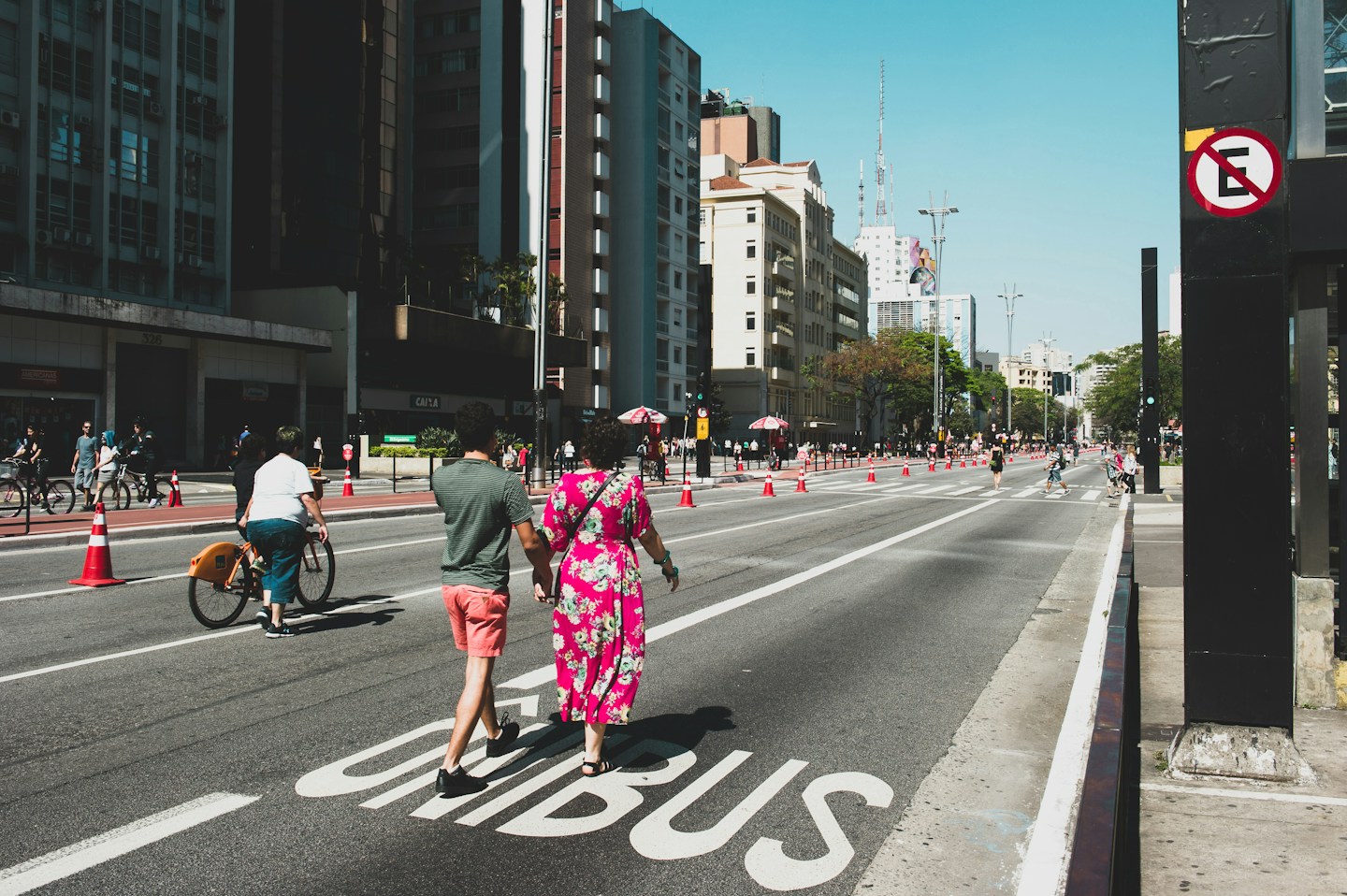 Personas recorriendo la avenida Paulista en São Paulo, Brasil.